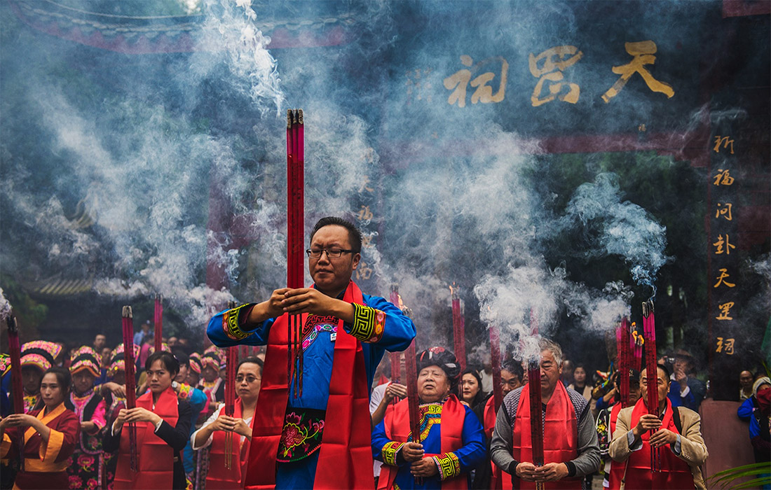 Монахи задымились в Тибете
