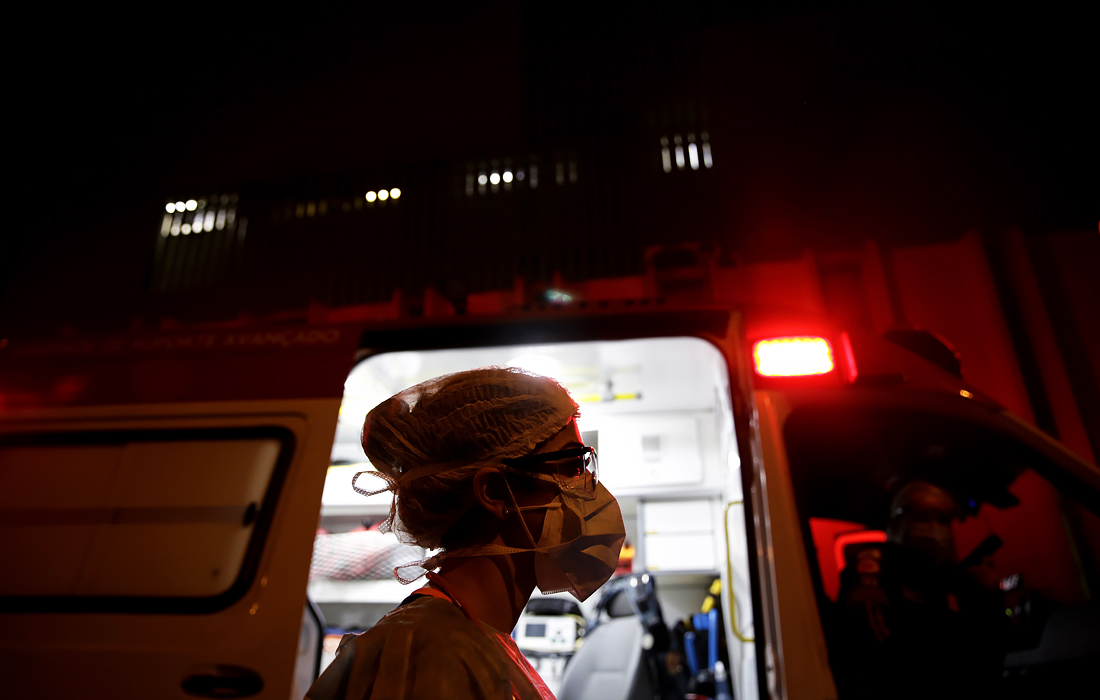 1 апреля. Сотрудники скорой помощи везут пациента с COVID-19 в государственную больницу Base Publico Hospital в Бразилиа.