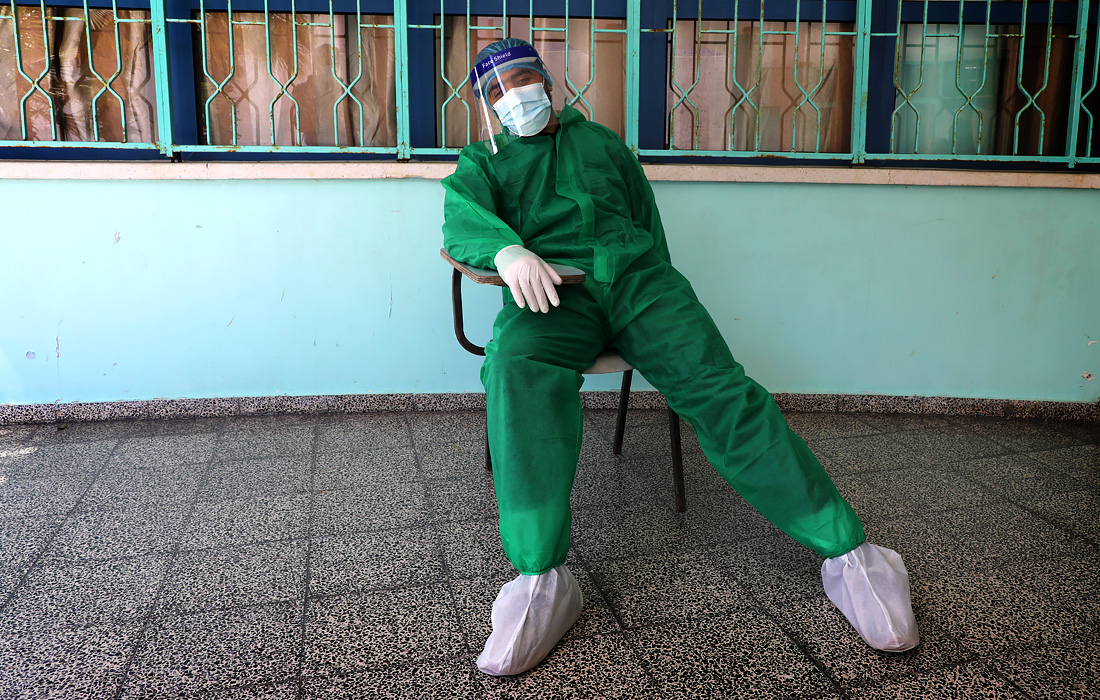 1 апреля. Палестинский медицинский работник отдыхает в клинике ближневосточного агентства ООН в городе Газа.