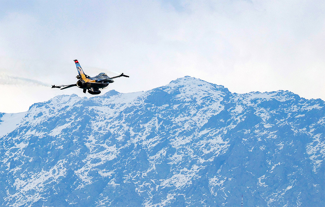 Пилотажная группа турецких воздушных сил выступила в рамках празднования годовщины освобождения города Ван