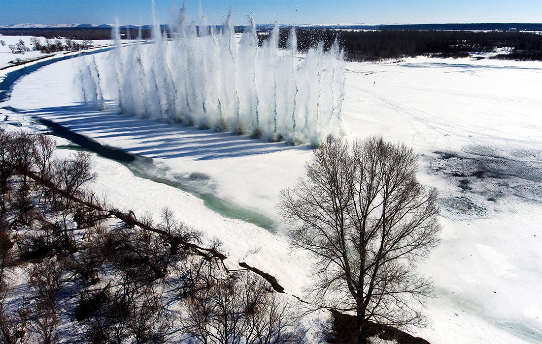 На реке Бия подорвали лёд. Запасы снега в верховьях рек Бия и Катунь в этом году достигают 200%, что может привести к подтоплению населенных пунктов.