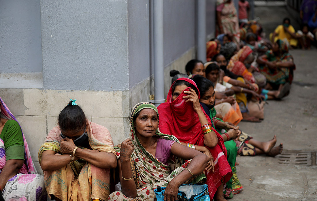 Нуждающиеся собрались перед католическим храмом в Калькутте в ожидании раздачи еды