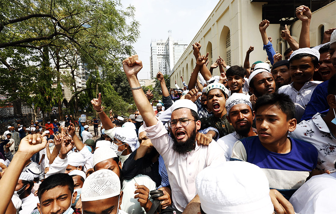 Мусульмане в Бангладеш массово протестуют после пятничной молитвы. Поводом для волнений послужила смерть нескольких человек во время разгона демонстраций, вызванных визитом премьера Индии в регион.