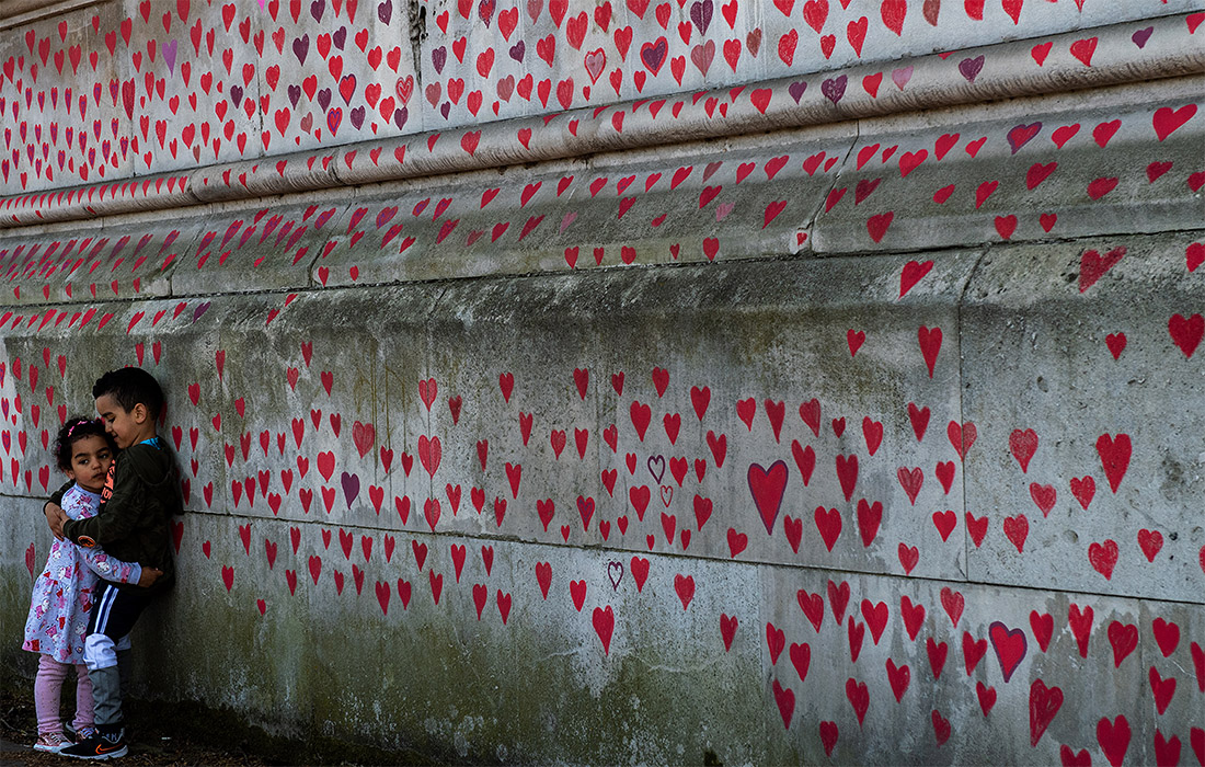 Дети у мемориала, организованного семьями погибших от COVID-19, в Лондоне