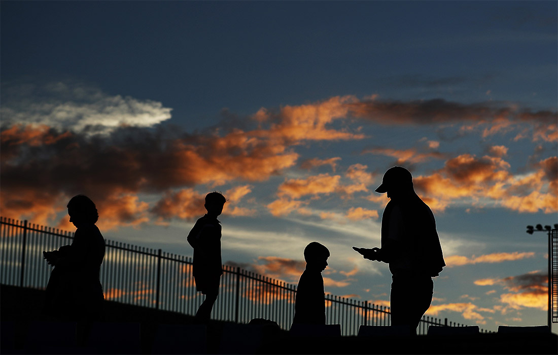 Зрители занимают места на стадионе в Сиднее