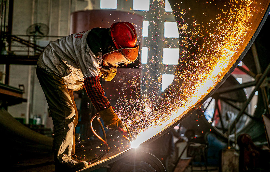 Рабочий на китайском заводе