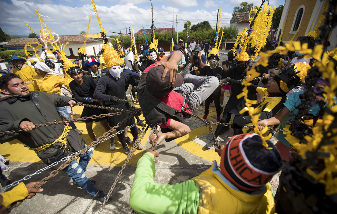 Верующие участвуют в процессии "скованных цепью" в Великий четверг в Масатепе, Никарагуа