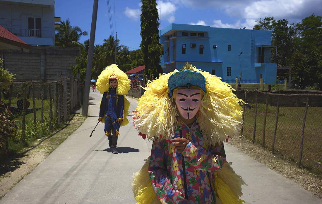 В филиппинском Катанауане католики носят свою версию одежды римских солдат, которые вели Иисуса Христа на казнь
