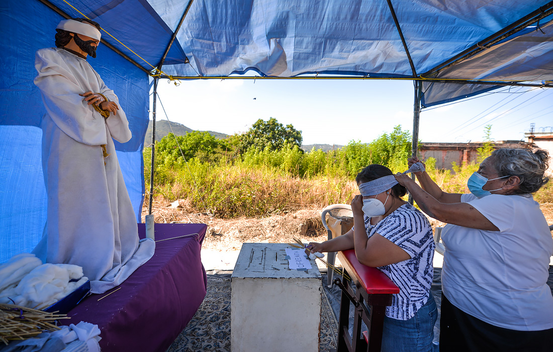 Во временной церкви в Сан-Сальвадоре