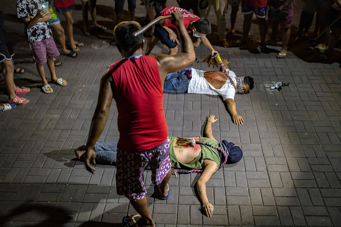 Филиппинские католики практикуют самобичевание в Маниле, считая, что так они замаливают грехи и приобщаются к страданиям Христа