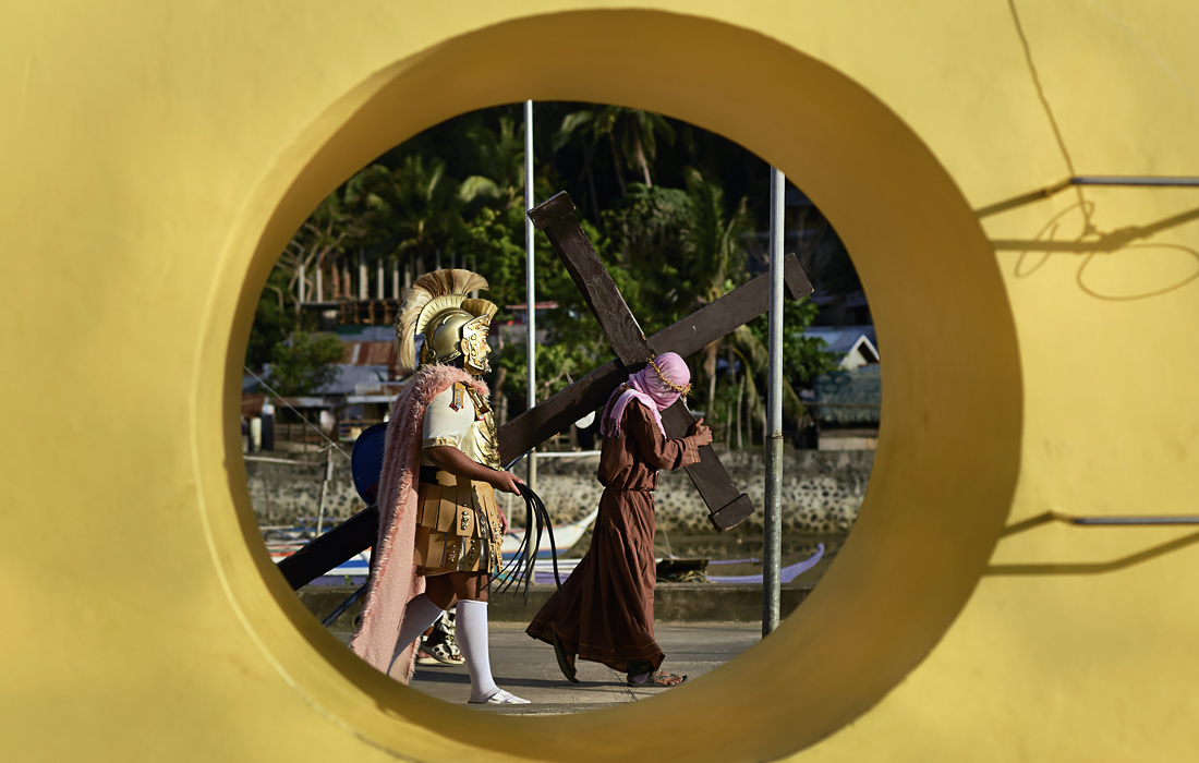 Традиционное представление в филлипинском городе Муланай. На фото: актеры воссоздают библейский сюжет.