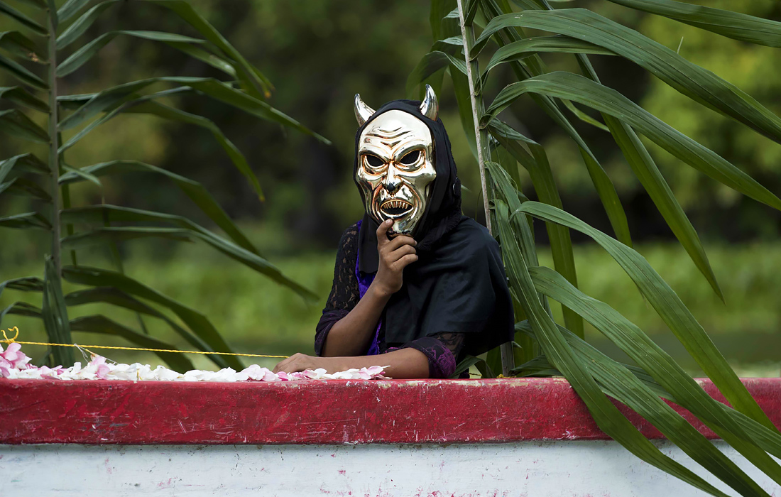 Ребенок в костюме дьявола во время Страстной недели в Гранаде, Никарагуа