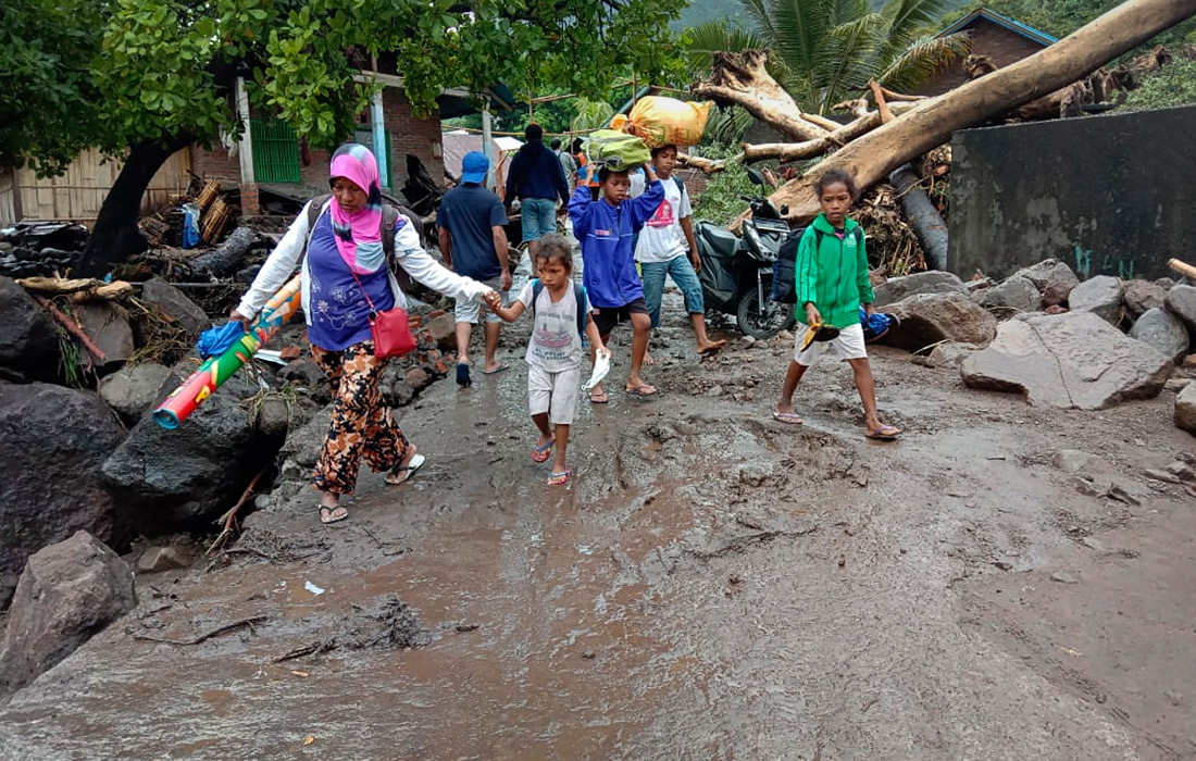 Сильные ливни в восточной Индонезии и соседнем Восточном Тиморе вызвали серию оползней и селей, в результате которых погибли по меньшей мере 52 человека