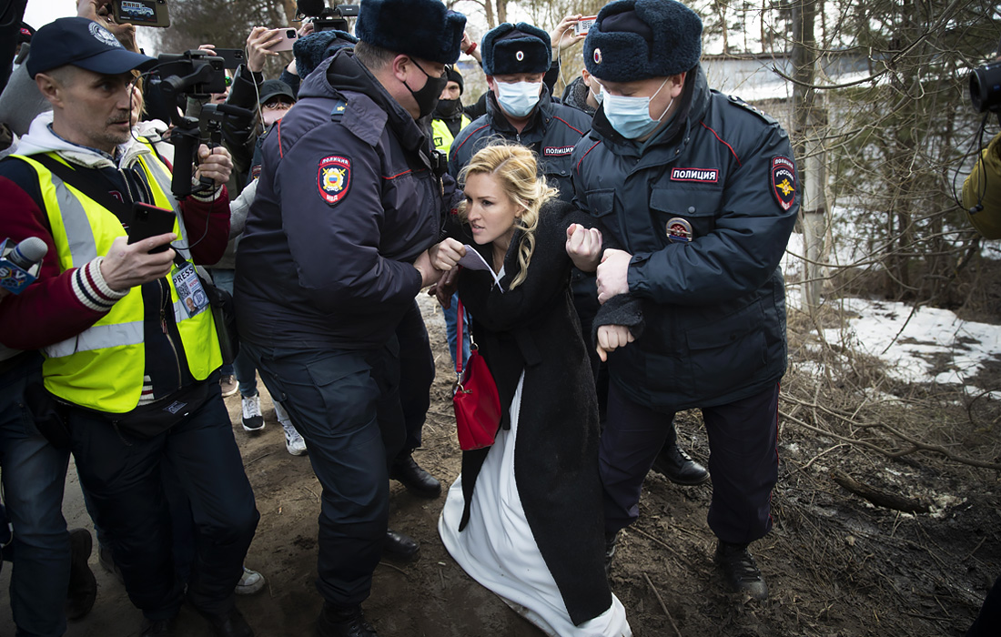 Сотрудники полиции задерживают лечащего врача Алексея Навального Анастасию Васильеву у исправительной колонии общего режима №2, где отбывает наказание оппозиционер, объявивший голодовку