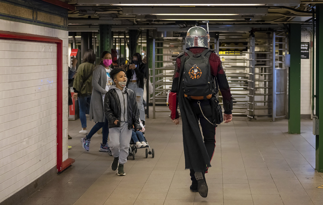 Пассажиры на станции метро Union Square в Нью-Йорке