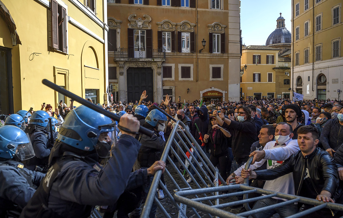 Предприниматели Рима требуют открытия торговых площадей во время демонстрации у здания парламента