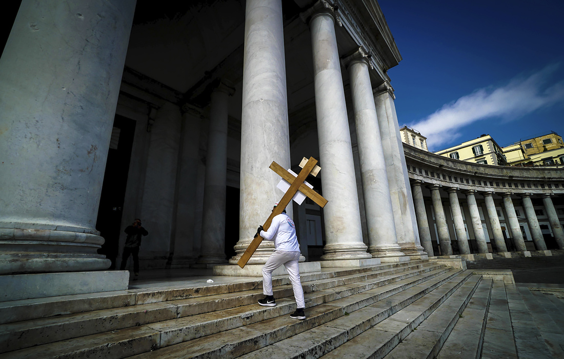 Протест против карантинных ограничений в Неаполе