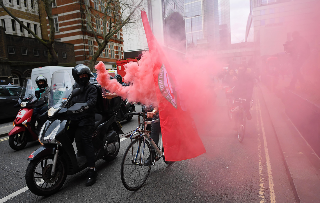 Водители службы доставки еды "Deliveroo" требуют справедливой оплаты труда и соблюдения основных прав рабочих в Лондоне