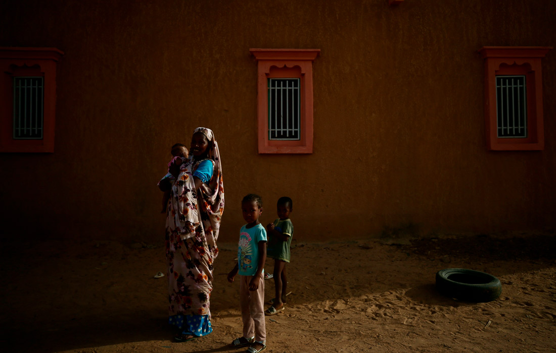 Мать гуляет со своими детьми в Бракне, Мавритания. В этой стране с пустынным климатом остро стоит вопрос доступа к чистой воде.