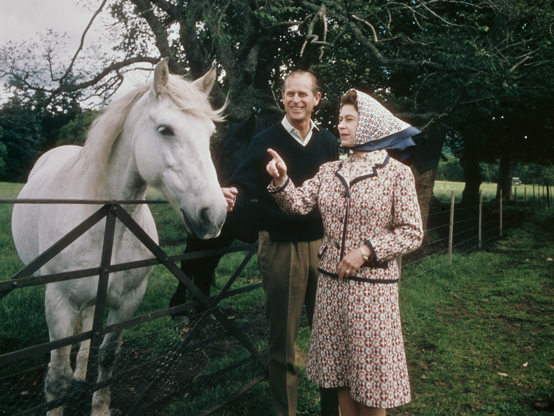 Королевская чета в поместье Балморал в Шотландии во время своей Серебряной свадьбы. 1972 год.
