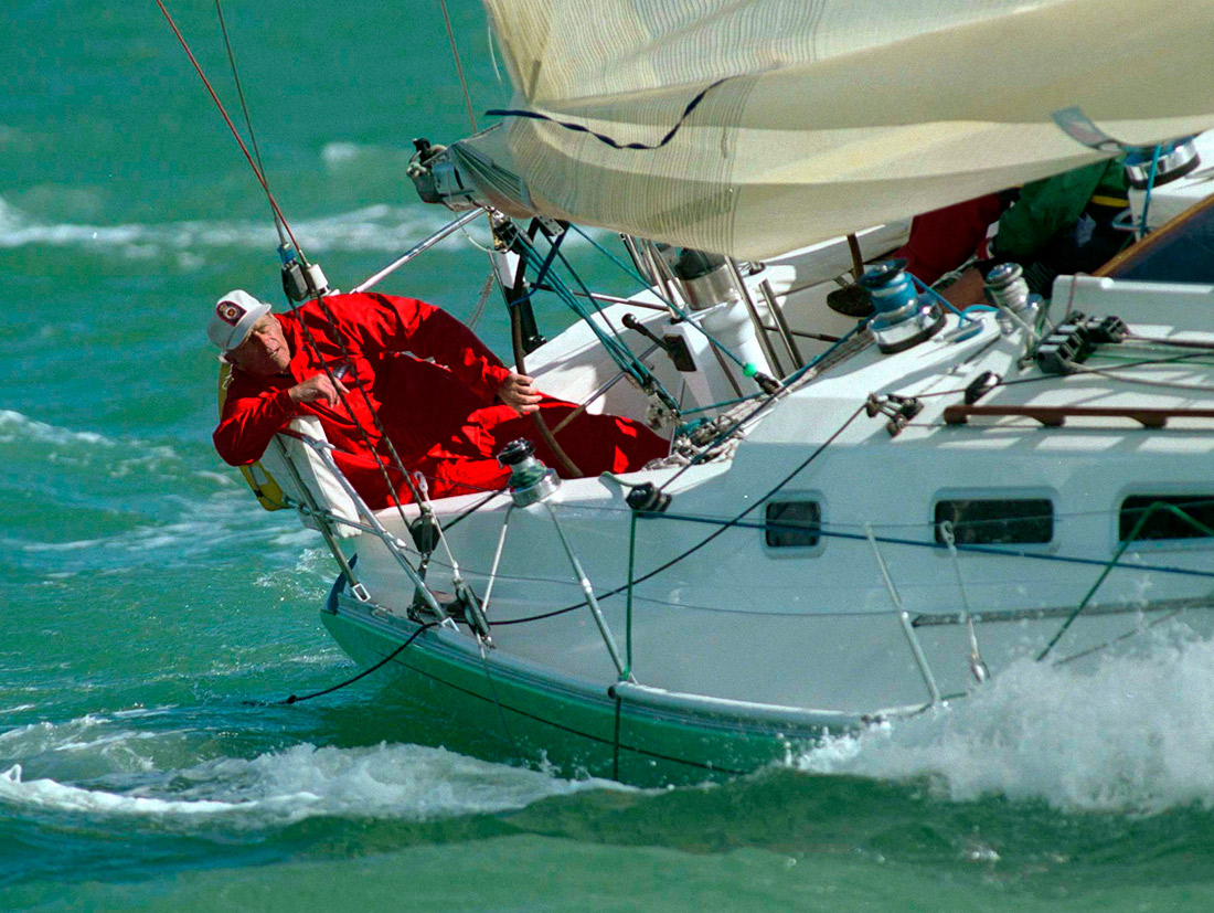 Cупруг королевы Великобритании на яхте на севере острова Уайт, Англия. 1996 год.