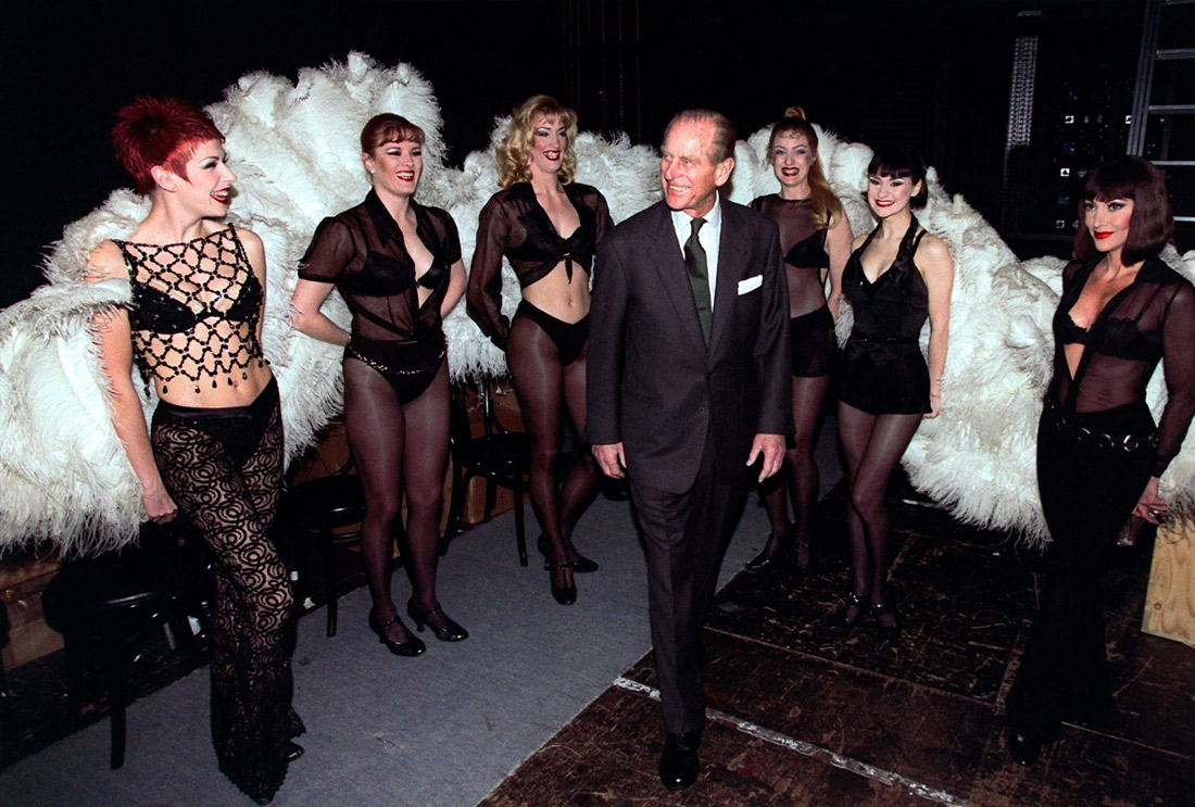 Принц Филипп с актерами мюзикла "Чикаго" в Лондоне. 1999 год.