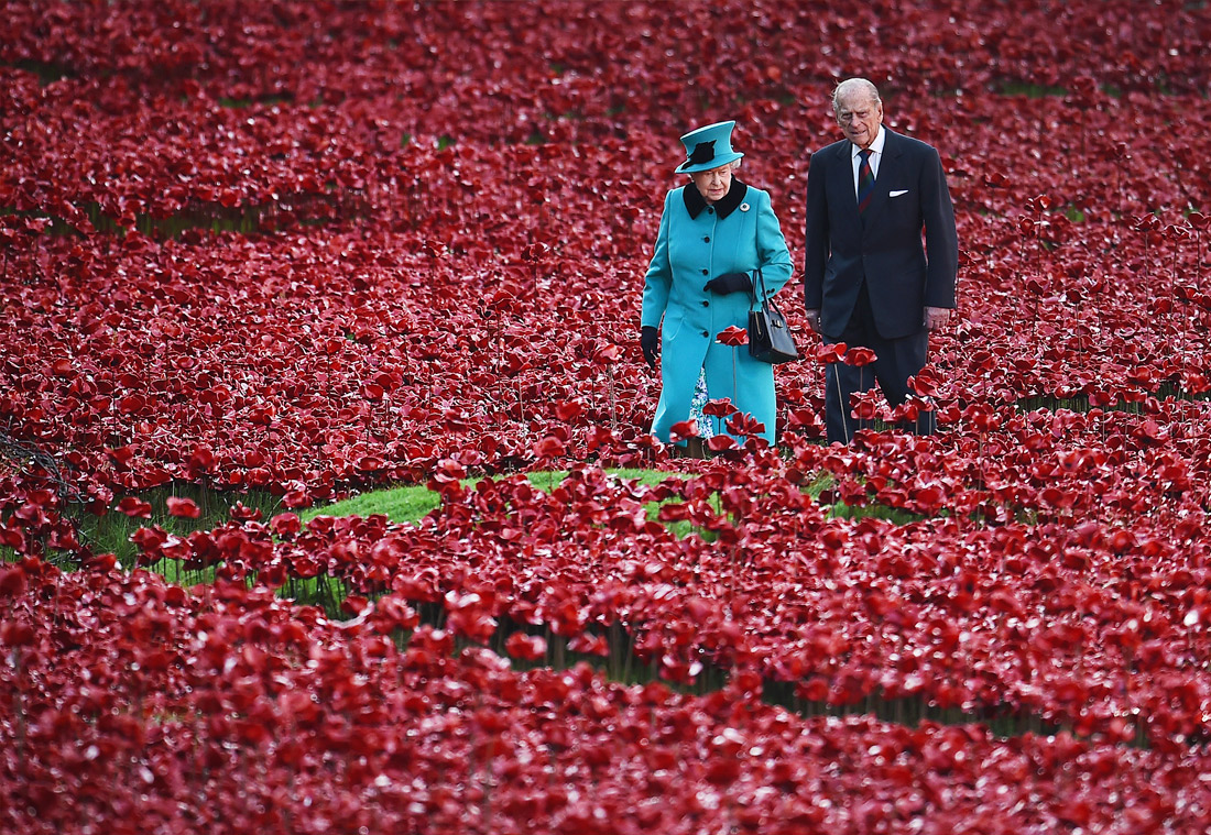 Королева Великобритании вместе с мужем посещают арт-мемориал жертвам Первой мировой войны Лондоне. 2014 год.