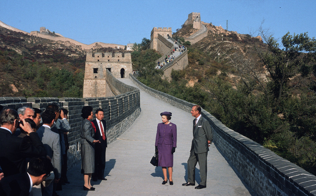 Елизавета II и ее супруг посещают Великую Китайскую стену. 1986 год.