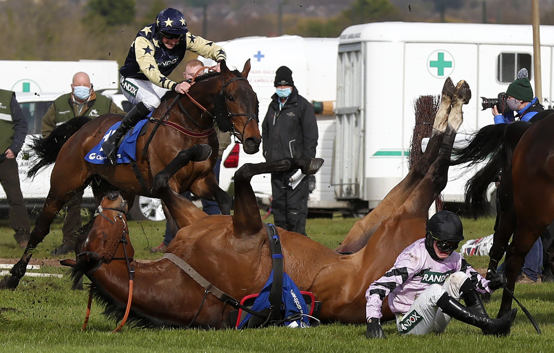 На ипподроме под Ливерпулем начались ежегодные скачки Grand National
