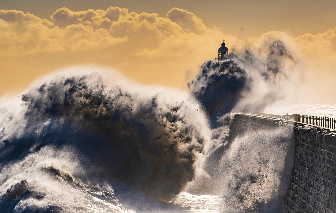 Шторм у маяка Тайнмут, Великобритания