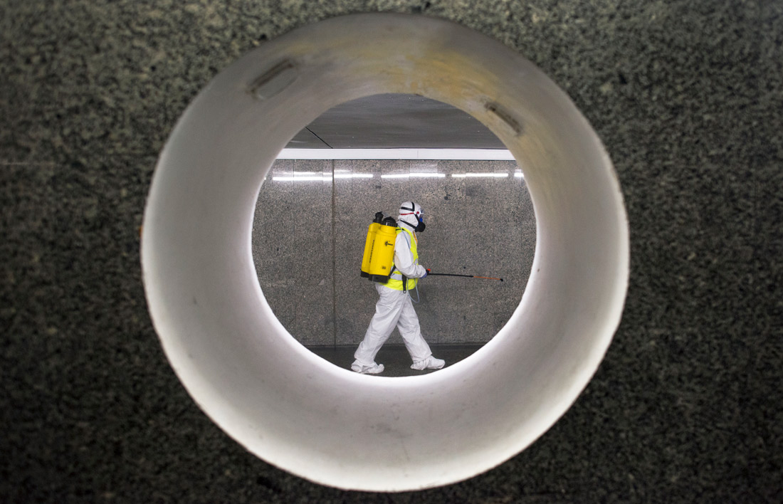 12 апреля. Подземные переходы и другие общественные пространства в Варшаве дезинфицируют водой с высоким содержанием озона.