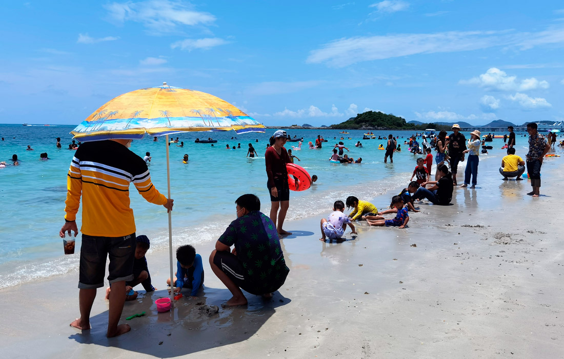 Третьи сутки подряд в Таиланде регистрируют почти 1000 случаев заражения коронавирусом