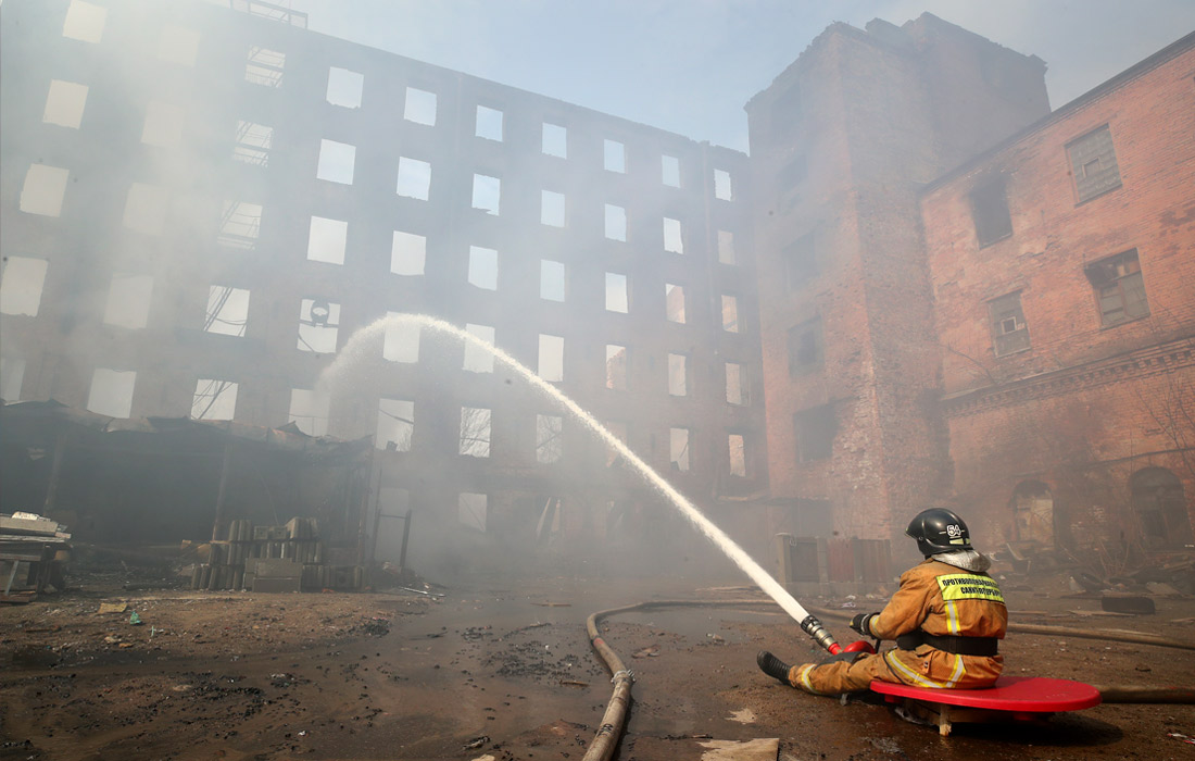 В МЧС рассчитывают окончательно потушить пожар в зданиях "Невской мануфактуры" к вечеру вторника