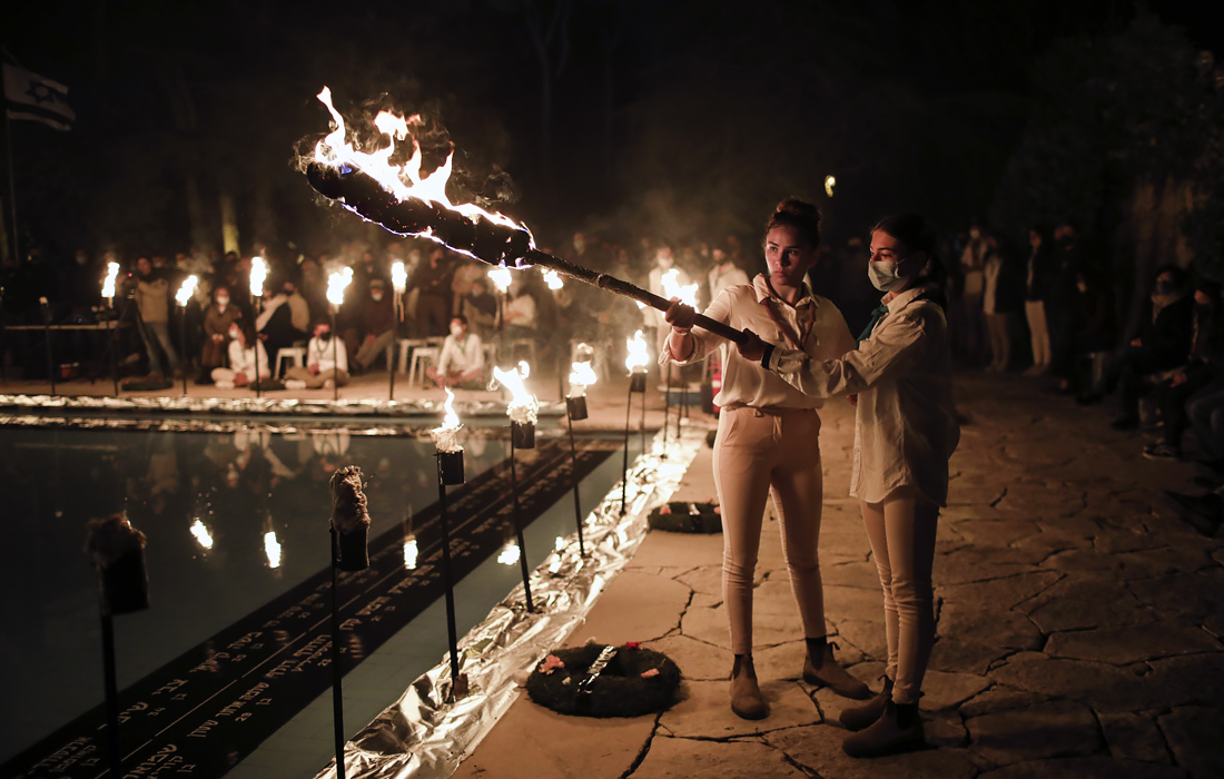 Поминальная церемония на военном кладбище на горе Герцль накануне Дня памяти в Иерусалиме. Израиль отмечает отмечают День памяти павших в войнах и терактах.