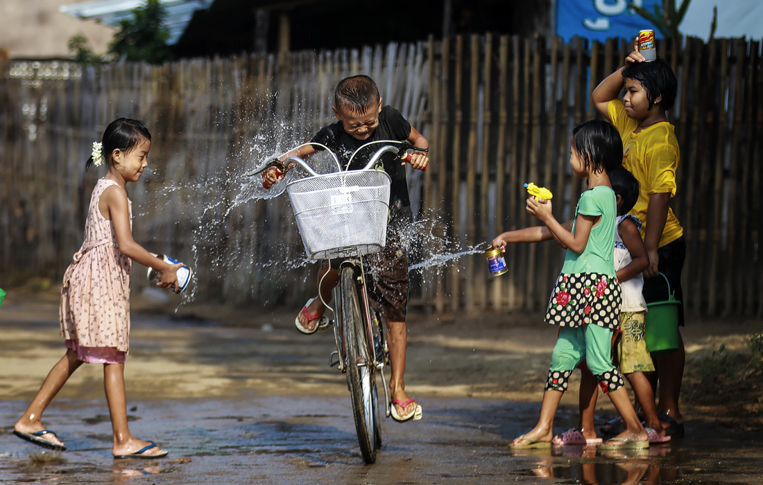 Водяной фестиваль во время празднования бирманского Нового года в Нейпьидо. Активисты движения против военного переворота в  Мьянме призывают бойкотировать официальные праздники.