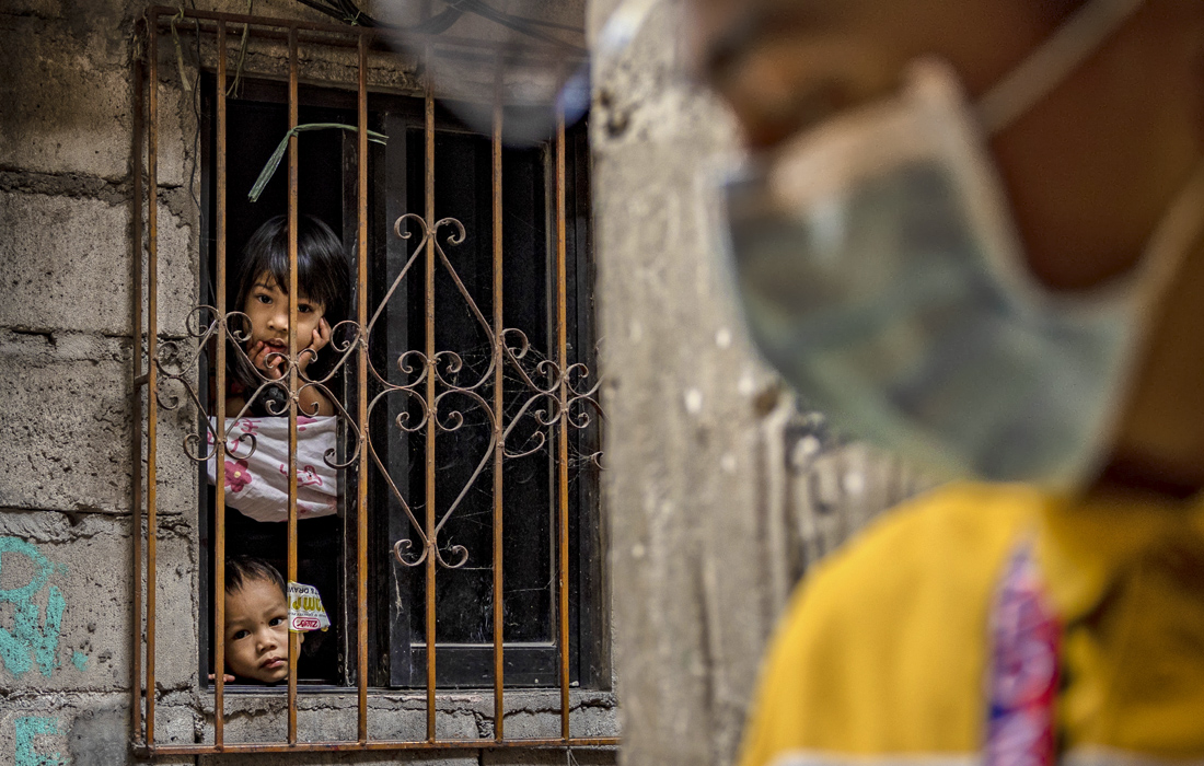 15 апреля. На Филиппинах наблюдается самый большой рост случаев COVID-19 с начала пандемии, многие пациенты вынуждены находиться дома, не получая жизненно необходимой помощи из-за переполненных больниц и повышая риск заражения членов семьи.
