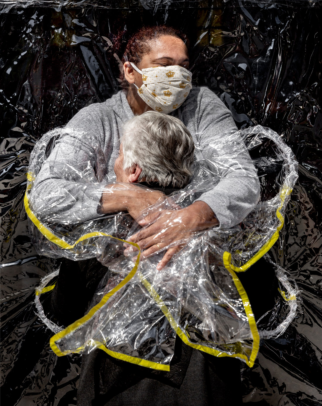 Фотография года по версии жюри конкурса World Press Photo 2021. 1-е место в категории "Главные новости". Мадс Ниссен.
85-летняя Роза Лузия Лунарди впервые за пять месяцев карантина обнимается с медсестрой в доме престарелых. Сан-Паулу, Бразилия.