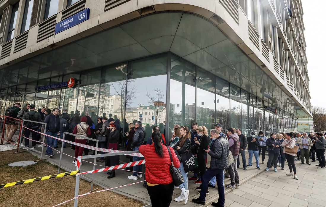 Очереди у московского офиса Turkish Airlines в связи с ограничением полетов из России в Турцию