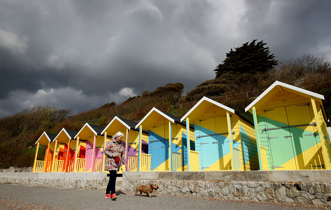 Недавно отремонтированные пляжные хижины станут частью фестиваля искусств Folkestone Triennial в конце этого года в Фолкстоне, графство Кент, Англия