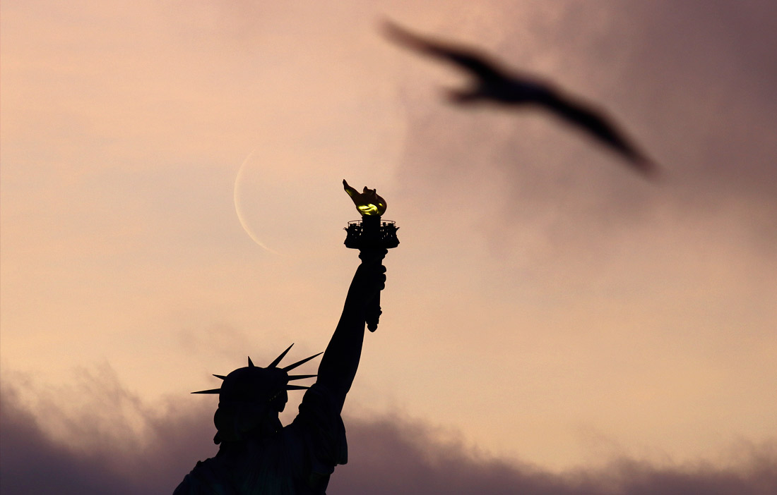 Луна над статуей Свободы в Нью-Йорке