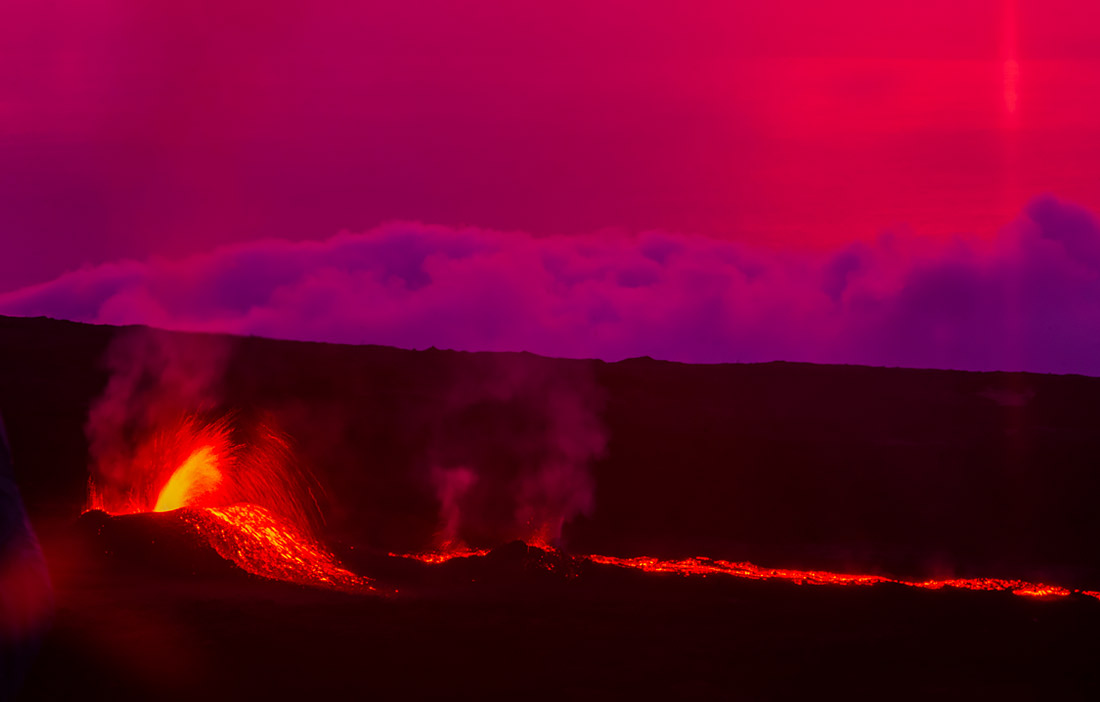 Извержение вулкана Питон-де-ла-Фурнез на юго-востоке французского острова Реюньон