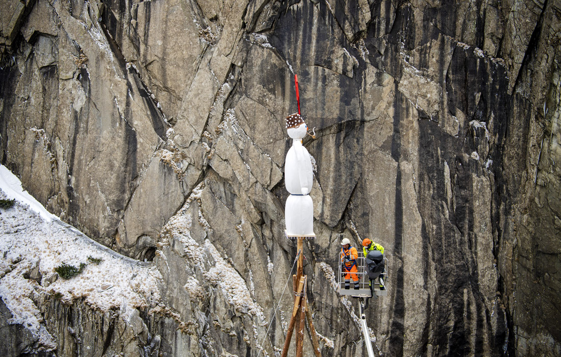 Традиционный праздник окончания зимы отмечается в Цюрихе. На фото: символический снеговик спускается с помощью большого крана на платформу над мостом в ущелье.