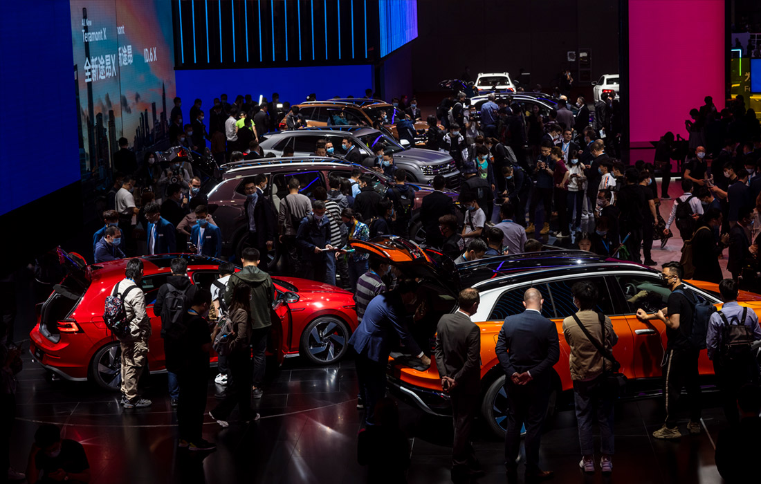 Посетители выставки у стенда Volkswagen