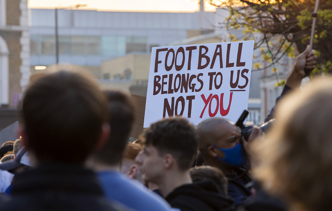 В Лондоне футбольные болельщики вышли на улицы, чтобы выразить свой гнев по поводу присоединения "Челси" к Суперлиге