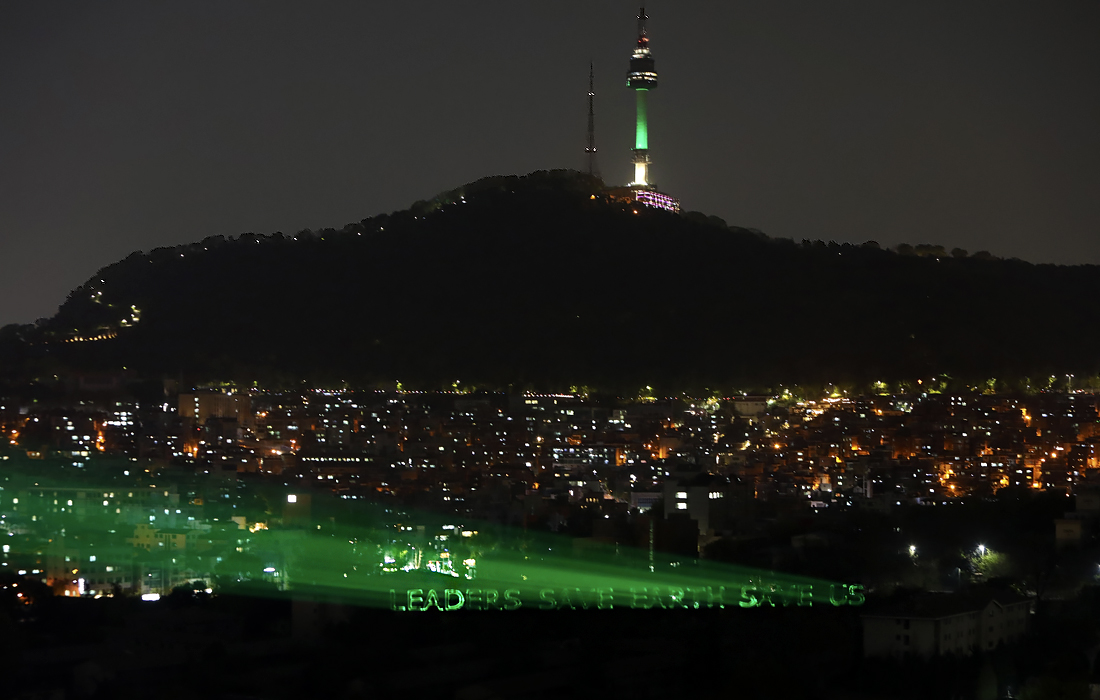 Активисты Гринпис в Сеуле выступили с обращением к мировым лидерам с требованием принять срочные меры, чтобы переломить ситуацию с усугублением климатических проблем