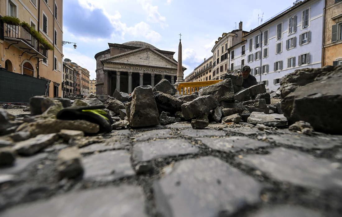 На площади Ротонда в Риме начались работы по замене брусчатки