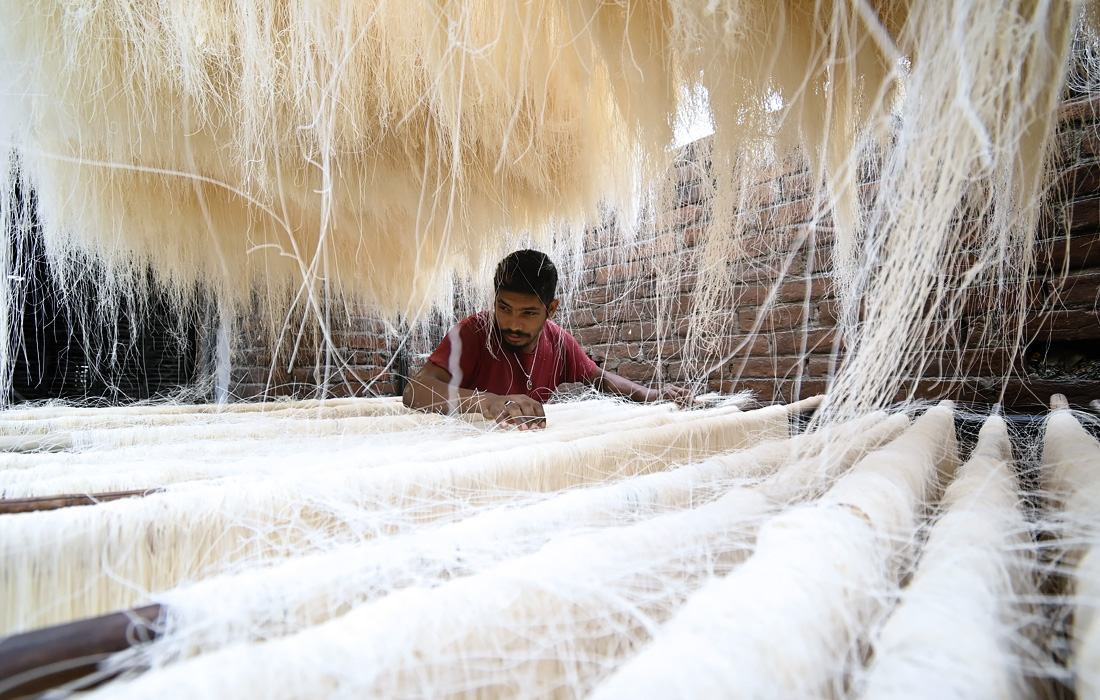 Изготовление вермишели к Рамадану в Индии