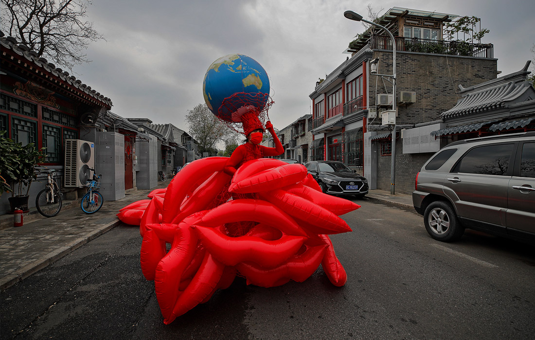 Китайская художница Конг Нин изготовила платье из надувных шаров в форме губ