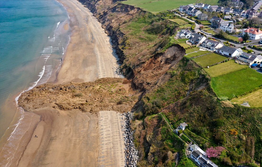 На севере Уэльса в Великобритании сошел крупный прибрежный оползень