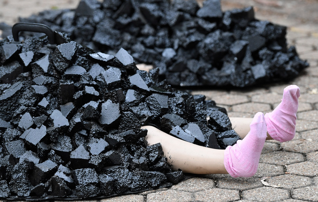 Участники экологического движения Extinction Rebellion провели акцию протеста у корпоративных офисов угольных компаний в Брисбене